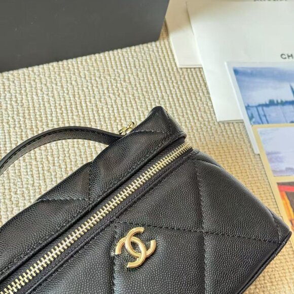 Classic CHANEL Bag: A Stylish and Versatile Choice for Elegance - Picture 6 of 7